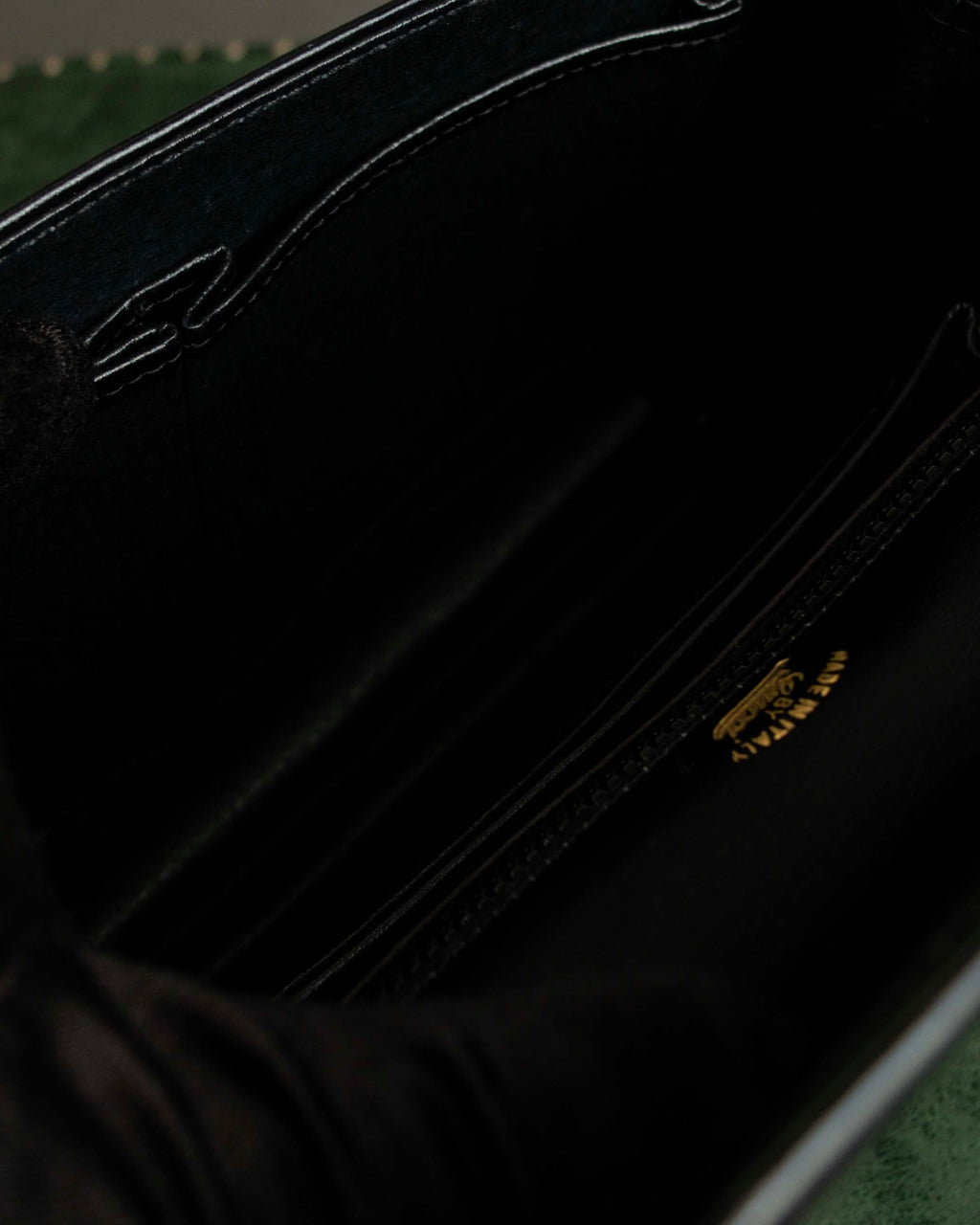 "GUCCI" Filigree vintage design chain shoulder leather bag