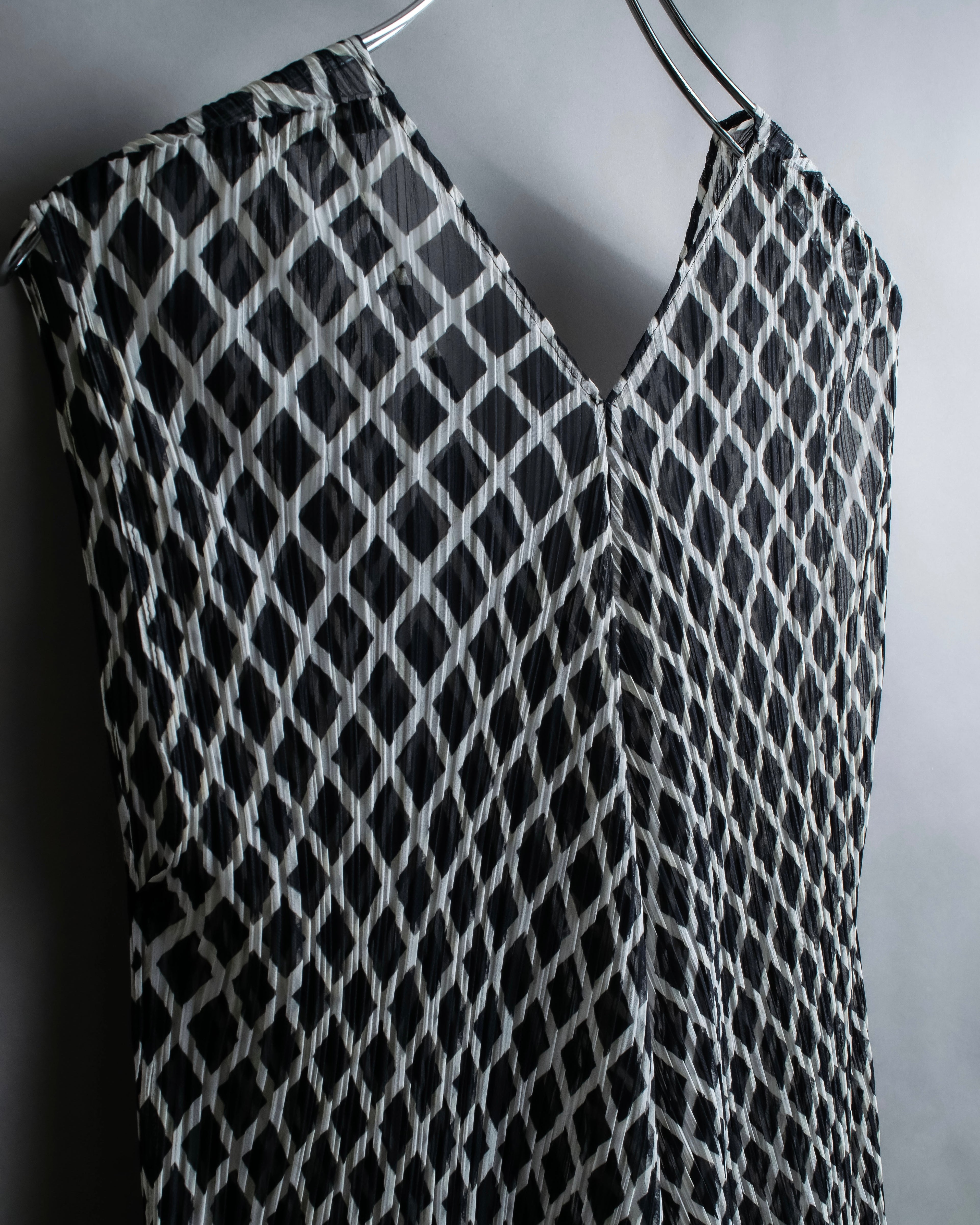 "ISSEY MIYAKE White label"
 Tailcoat design sleeveless dress