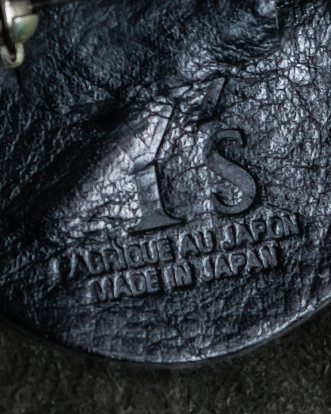 "Y's" Black leather flower motif design brooch