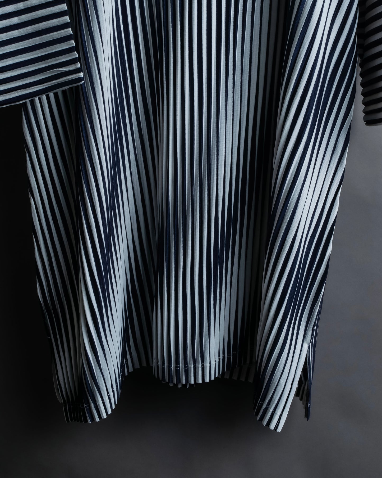 "PLEATS PLEASE ISSEY MIYAKE" Monotone color pleated oversized tops