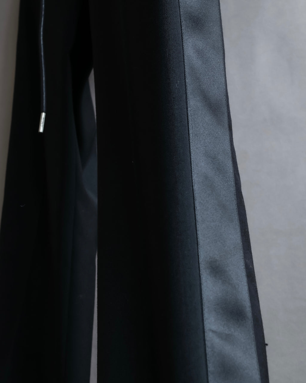 "sacai" Satin line design tapered slacks