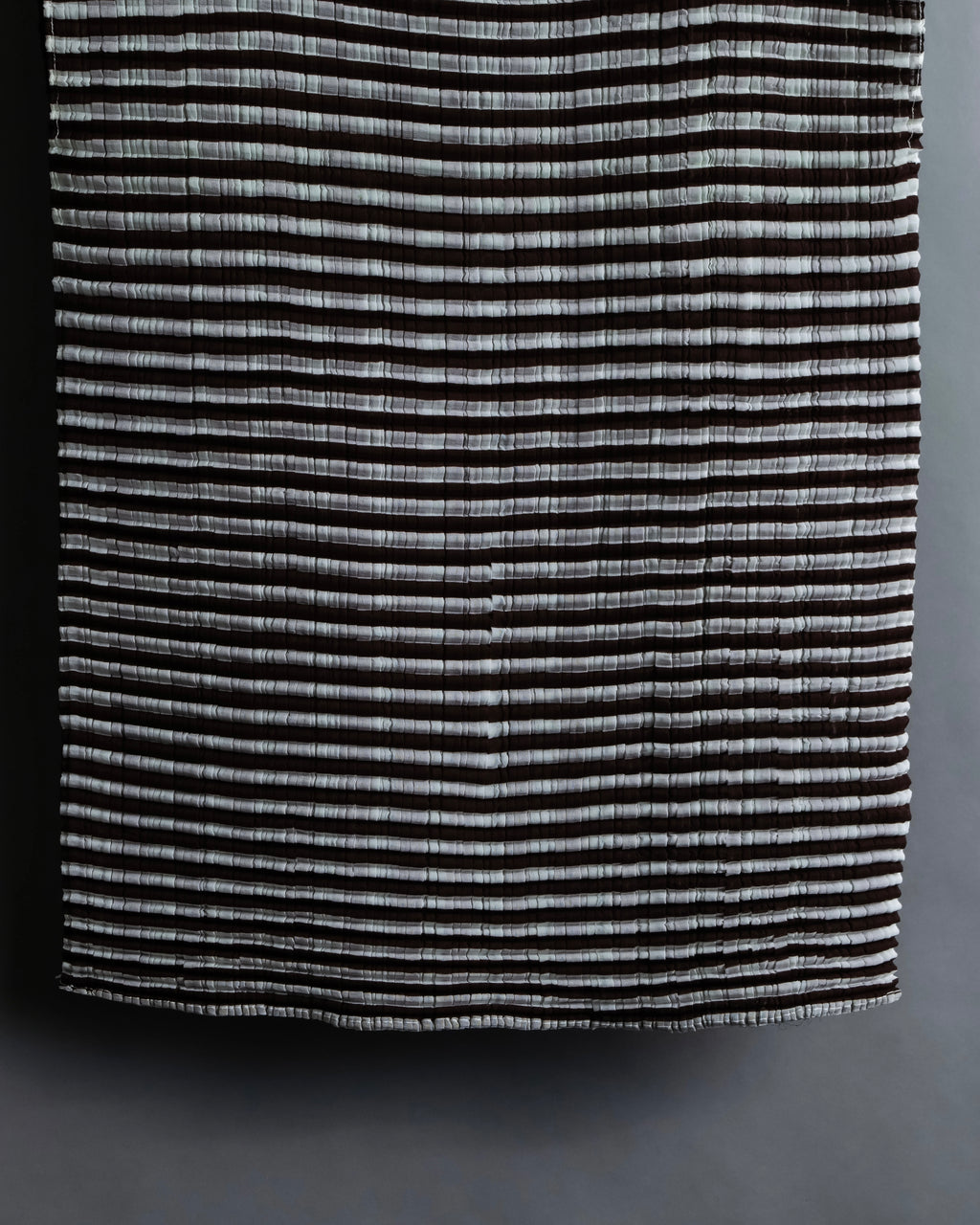 “ISSEY MIYAKE” pleats designed no sleeves high neck top