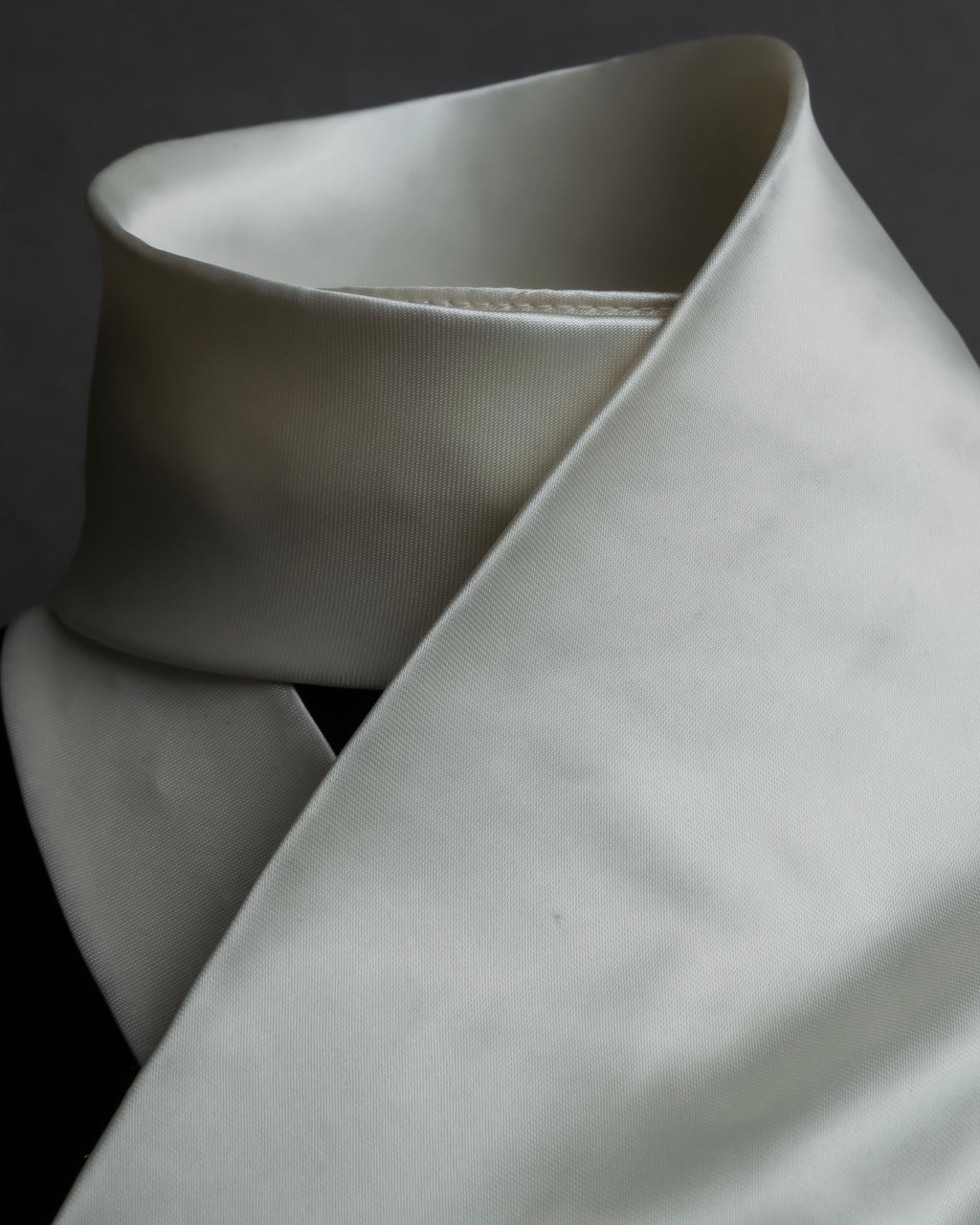 "COMME des GARCONS HOMME PLUS" Beautiful glossy cupra white necktie