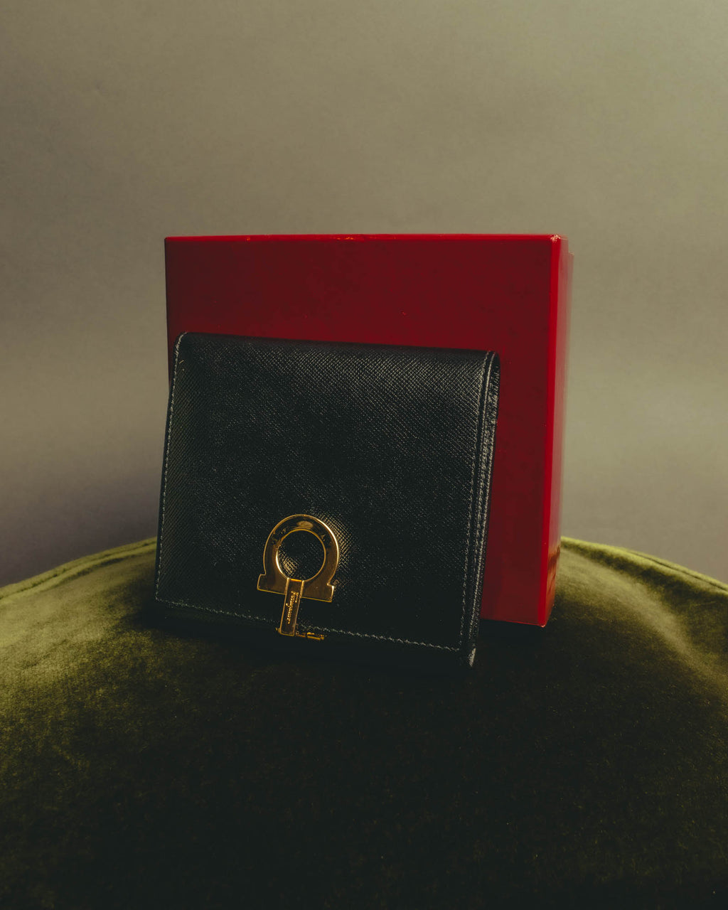 "Salvatore Ferragamo" 80's–00's Classic gancini bifold wallet