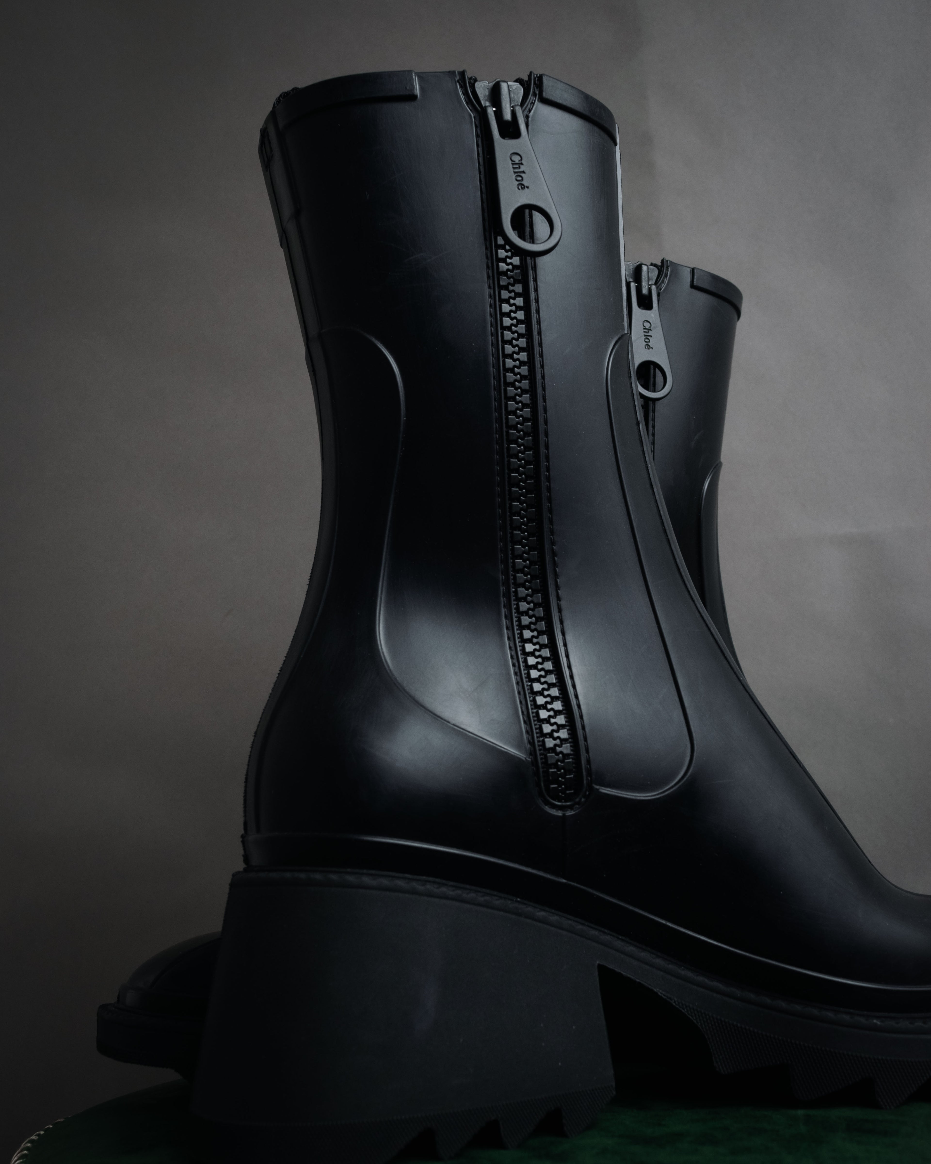 “Chloé” 2020’s Sculptural shark sole rain boots