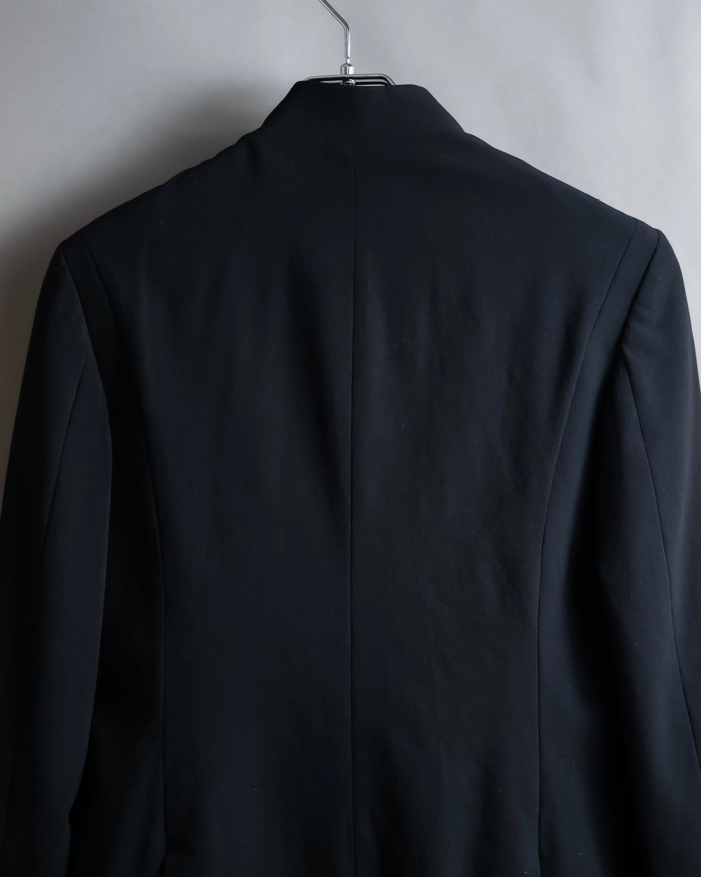 “ISSEY MIYAKE”  Chin belt designed stand collar jacket