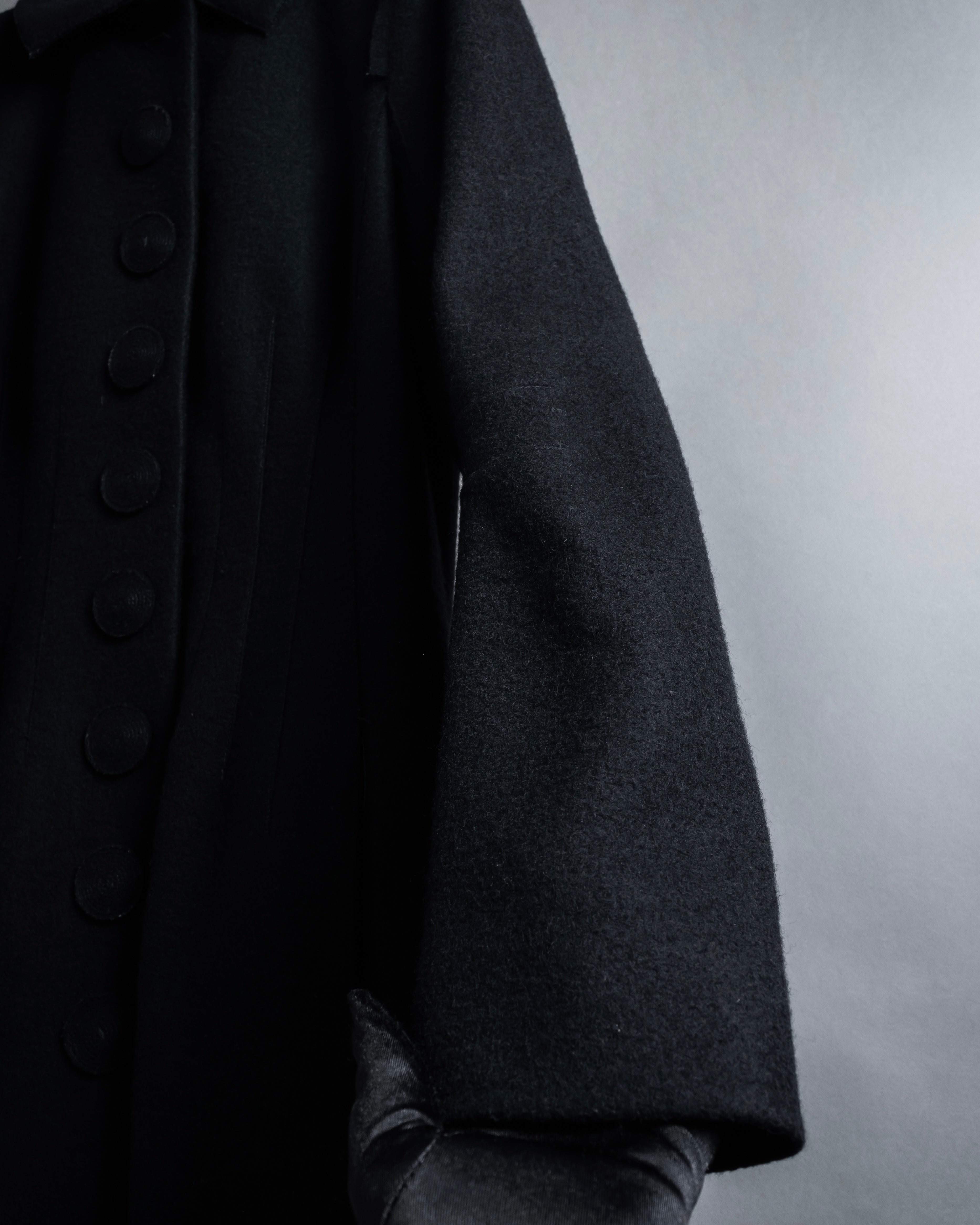 "Marc Jacobs" A soft flowing flared silhouette long coat