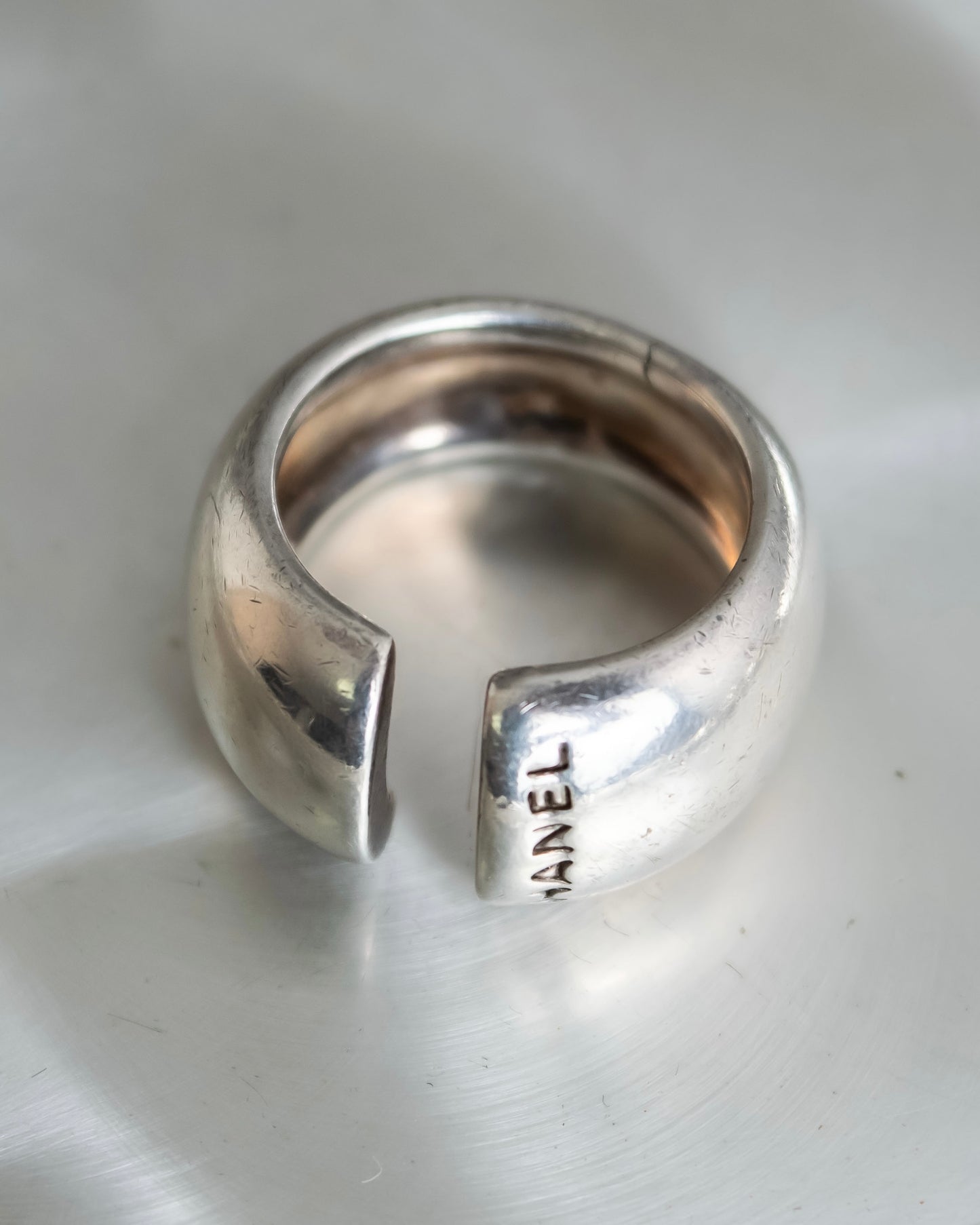 "CHANEL" Beautiful curves engraved logo silver ring