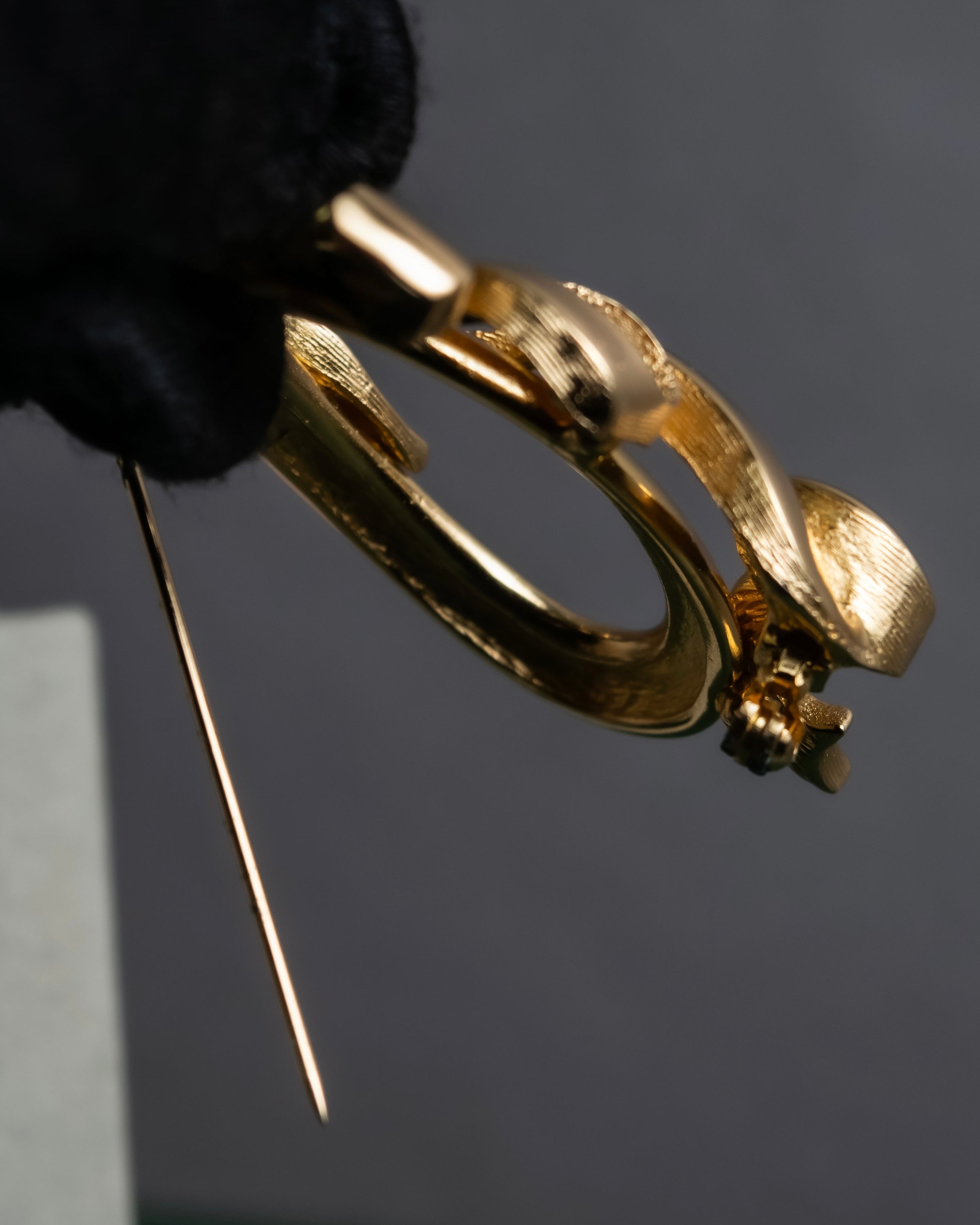 "Christian Dior" Oval ribbon motif gold brooch