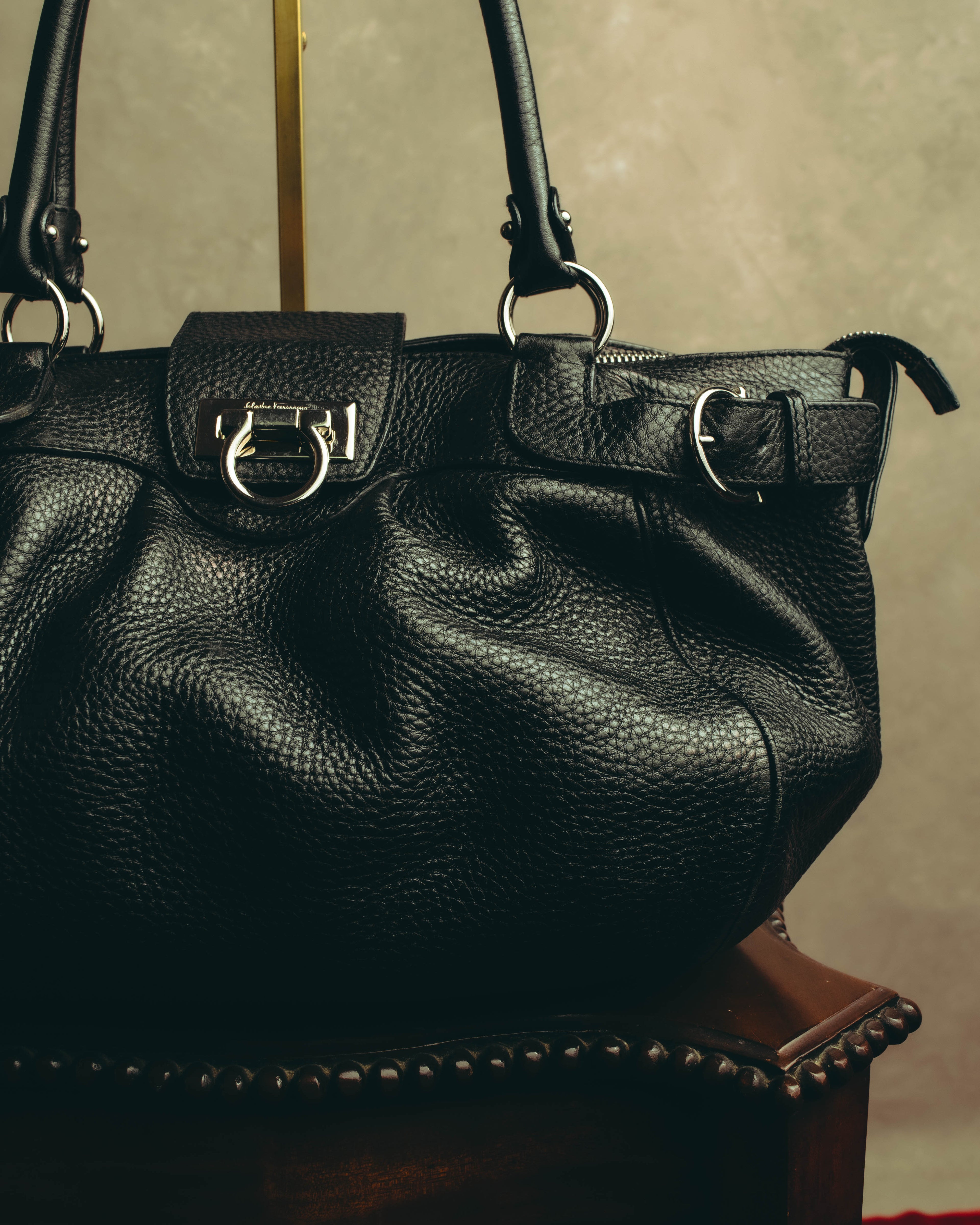 “Salvatore Ferragamo” 00’s-10’s Gancini pebbled leather handbag