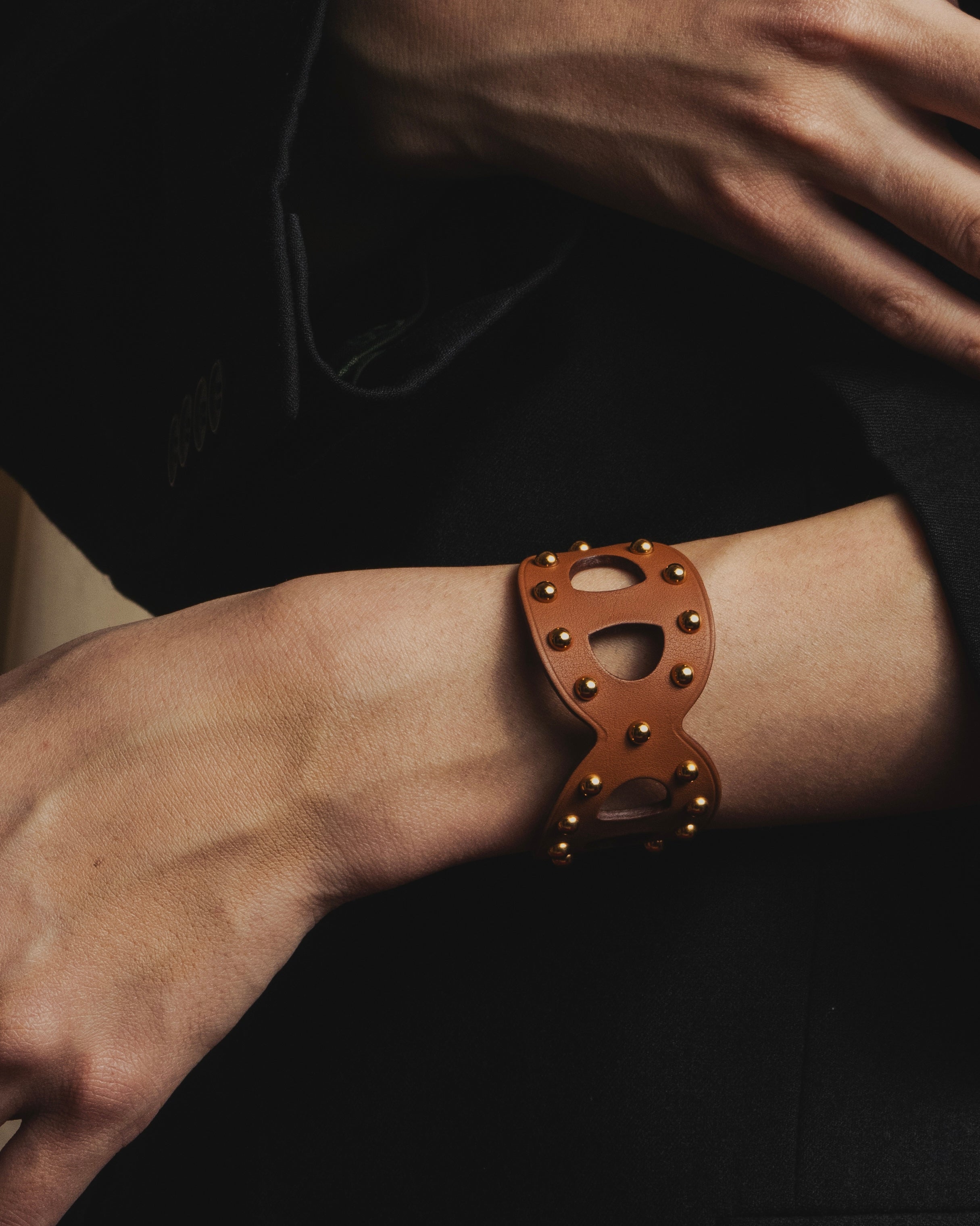 Pulsera de cuero con tachuelas de motivo cadena de ancla "HERMES"