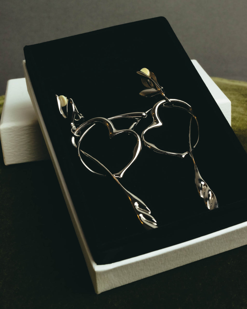 “BALENCIAGA” 2017-2023 organic heart and arrow clip-on drop earrings