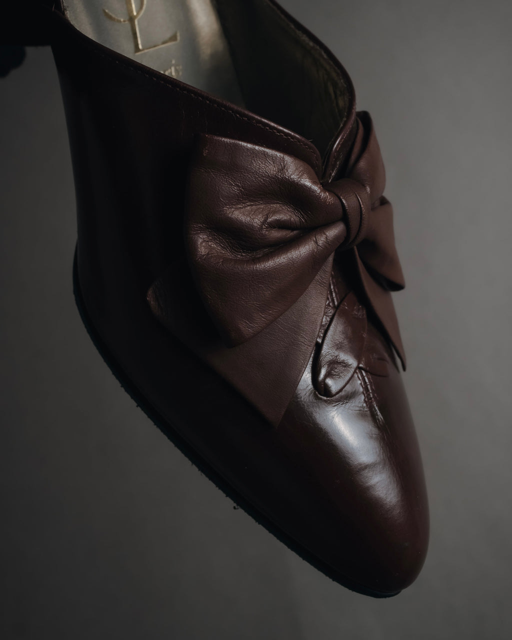 "YVES SAINT LAURENT" Elegant ribbon leather pumps