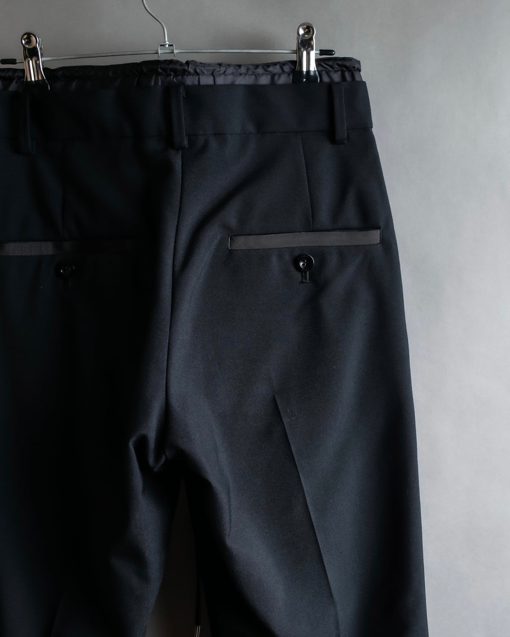 "sacai" Satin line design tapered slacks