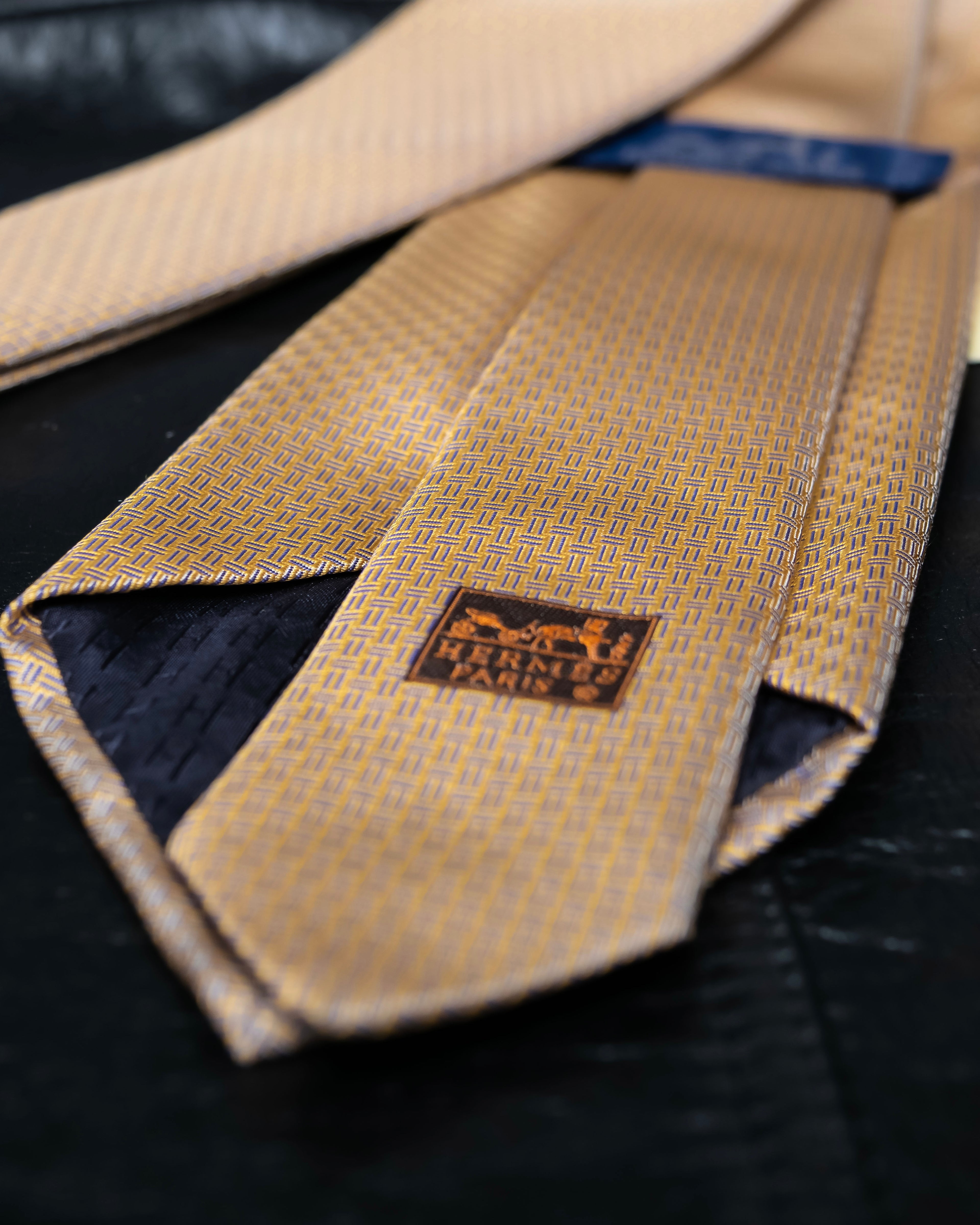 “HERMES” Double line patterned silk tie