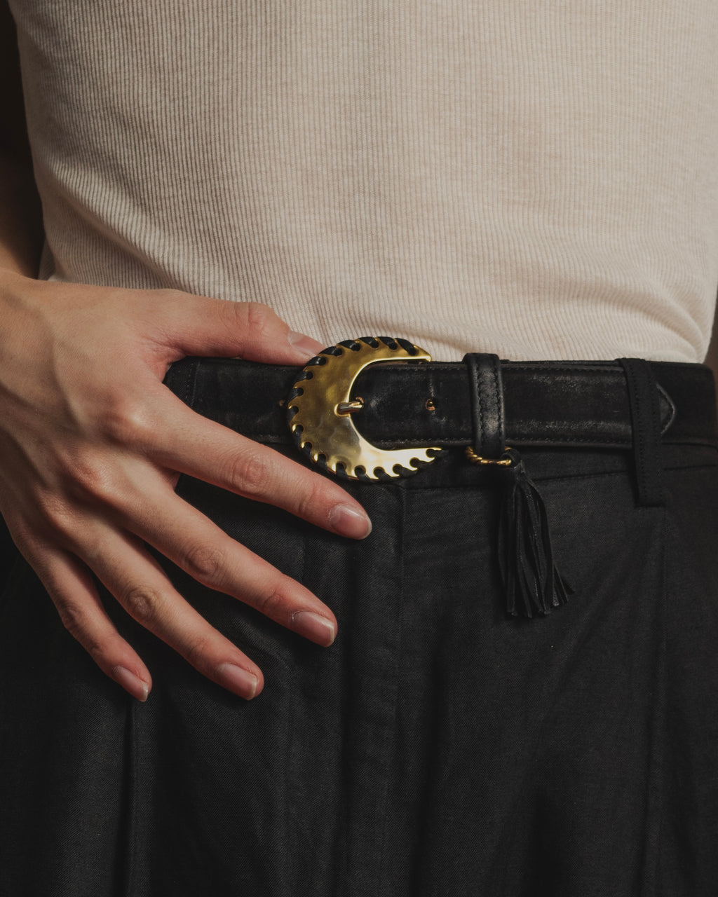 Cinturón de cuero de ante con hebilla escultórica de firma "Salvatore Ferragamo"