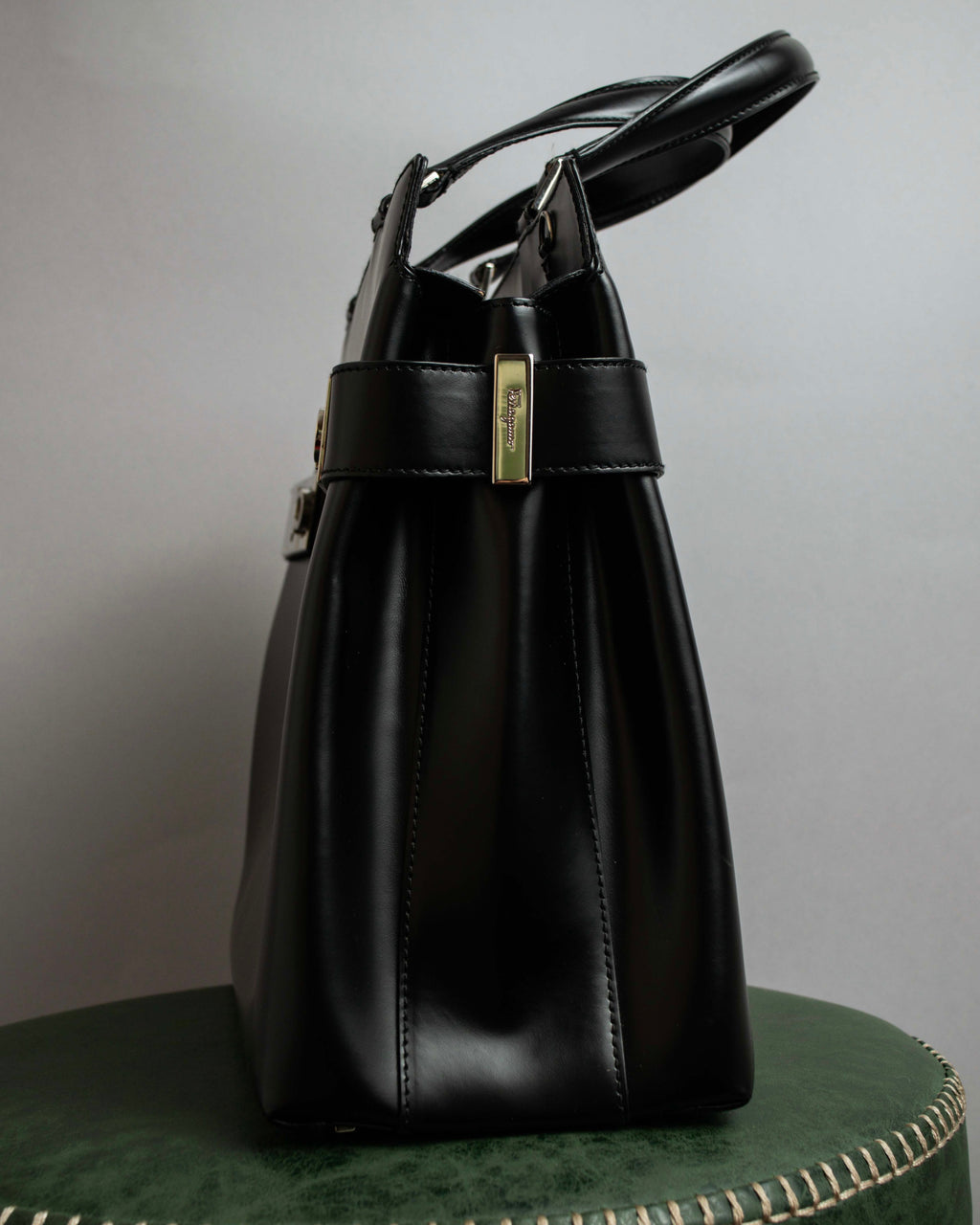 "Salvatore Ferragamo" Gancini motif both sides design leather hand bag