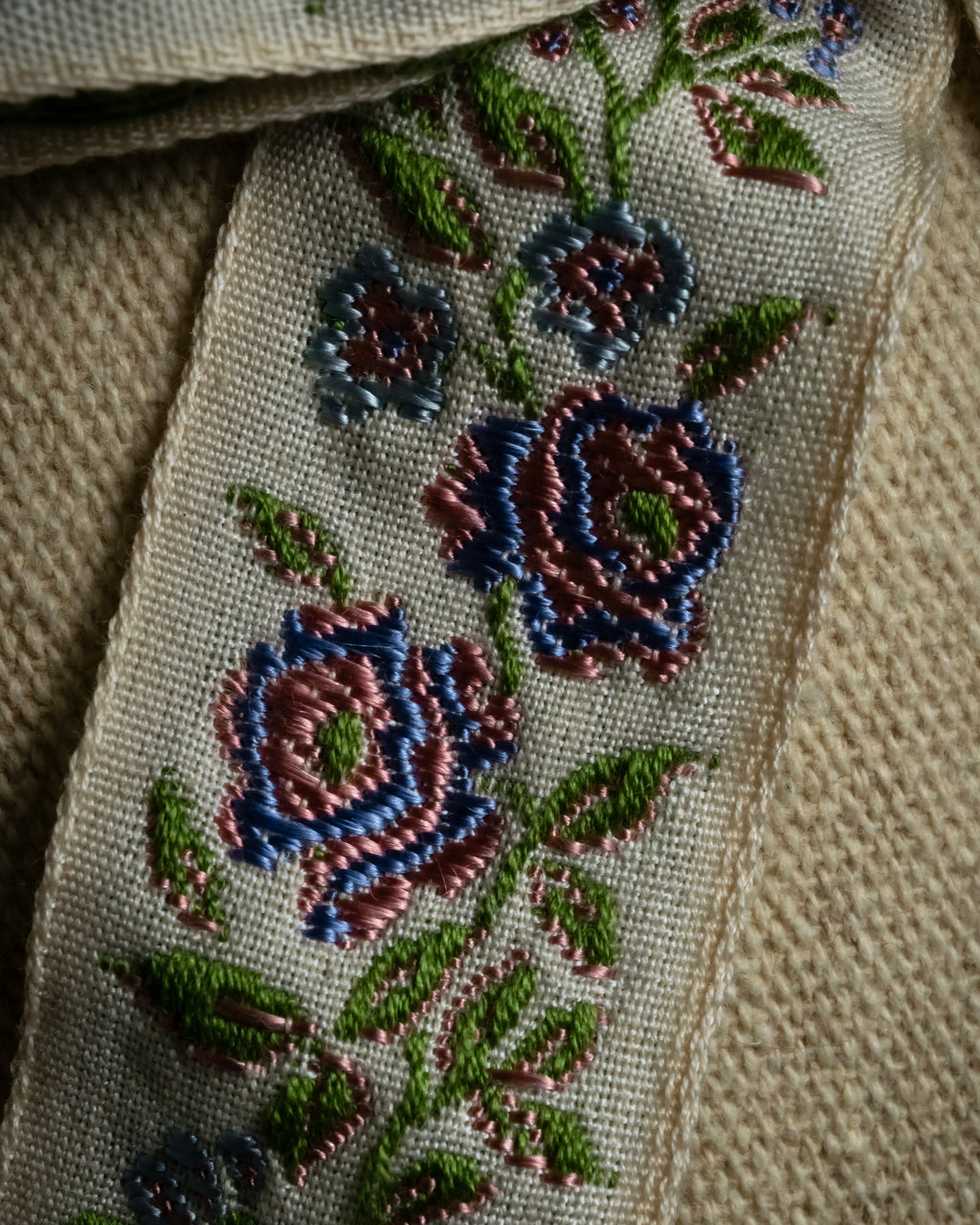 -MOOD Christmas Collections-
"GUCCI" Michele period delicate floral embroidered ribbon tie