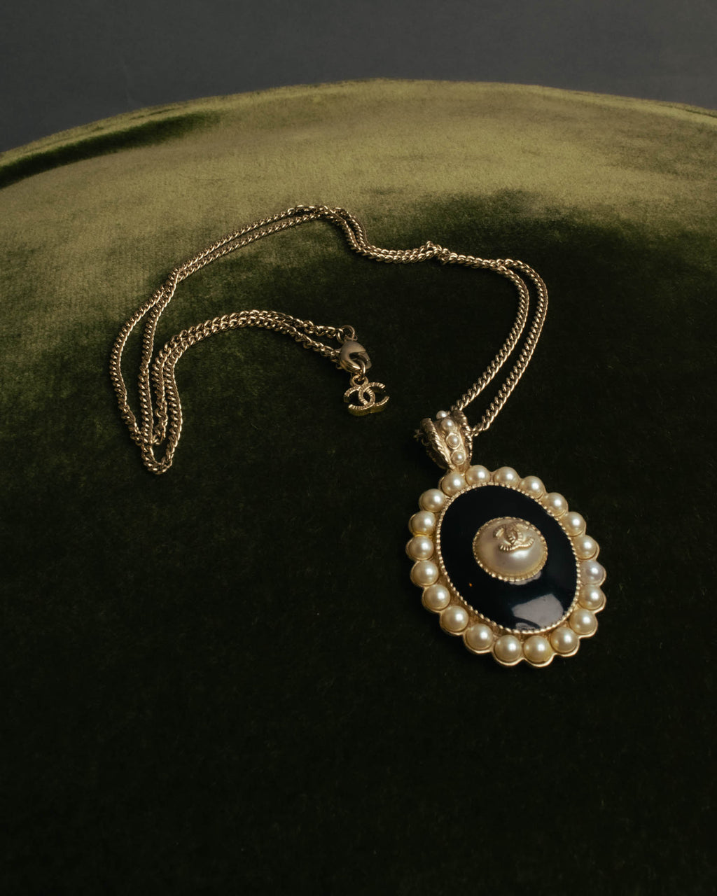 -SPECIAL- “CHANEL” 2017 Cruise Collection Pearl trimmed black pendant necklace