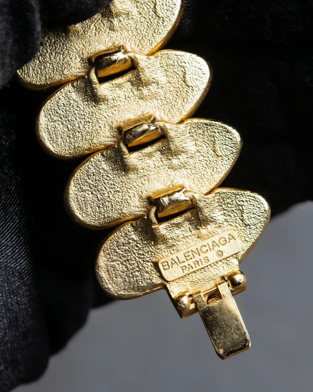 "BALENCIAGA" Wavy uneven motif design gold bracelet
