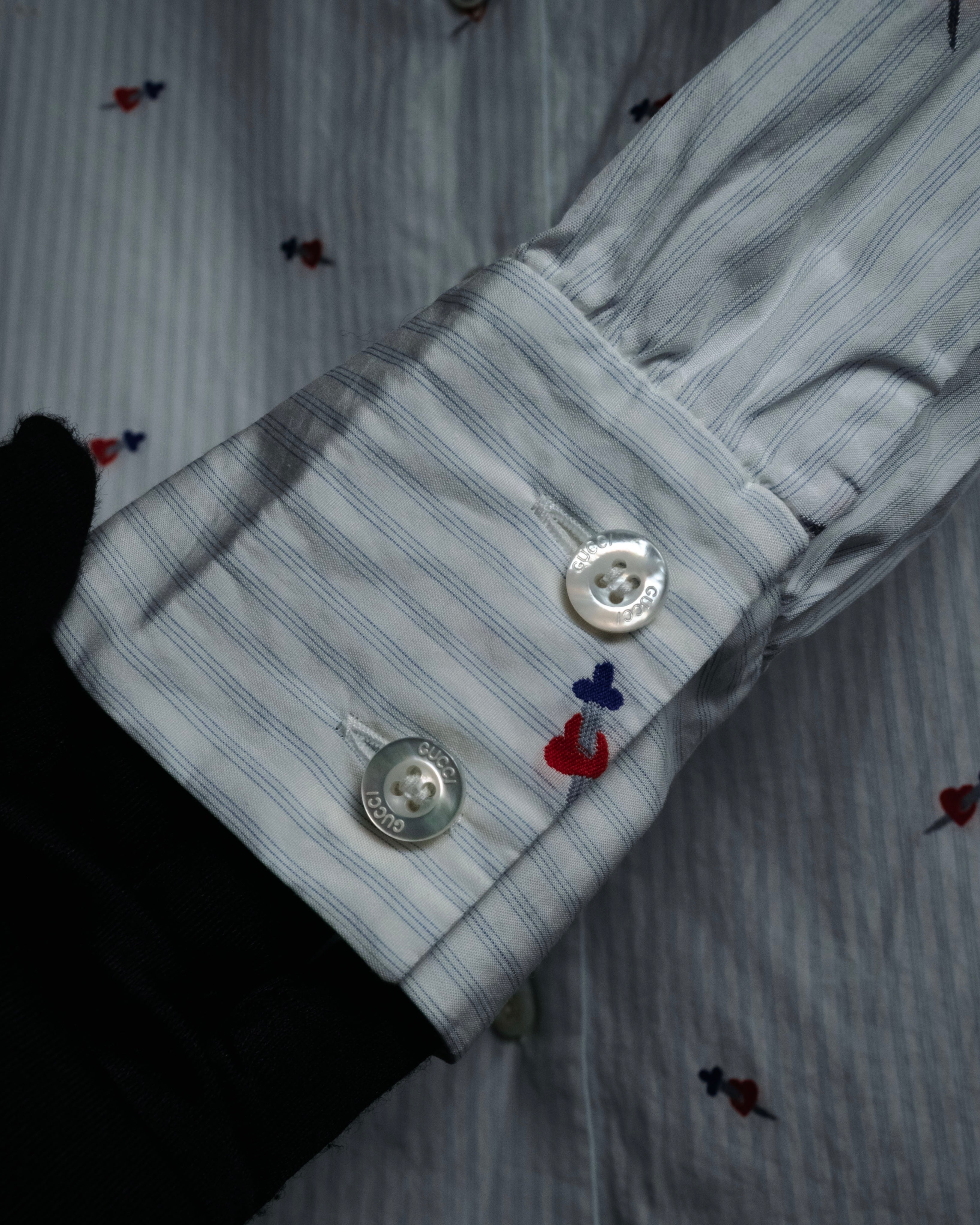 “GUCCI” 2017 heart and dagger embroidered bow tie shirt