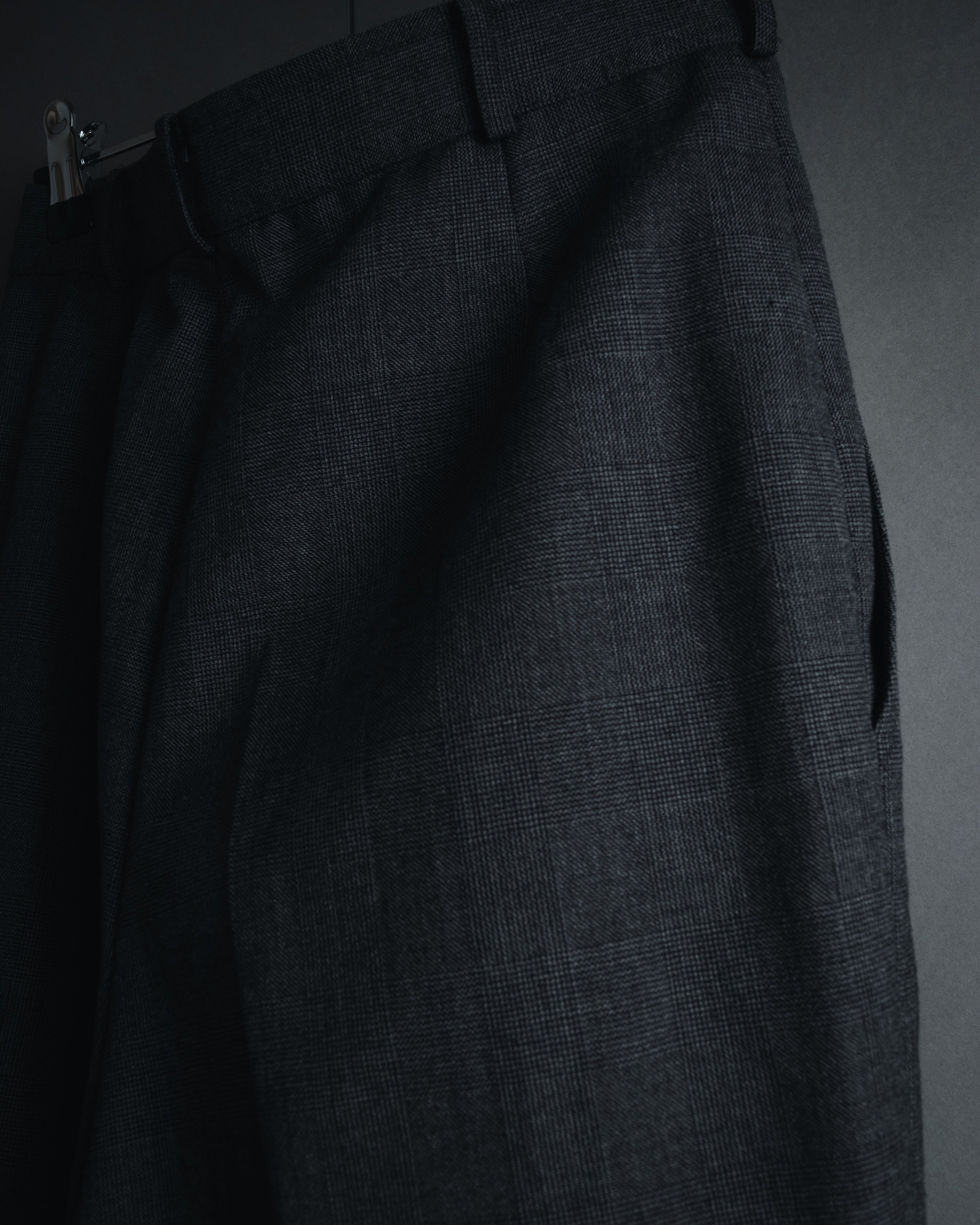 "CHANEL" high-waisted pleated trousers with signature gold button