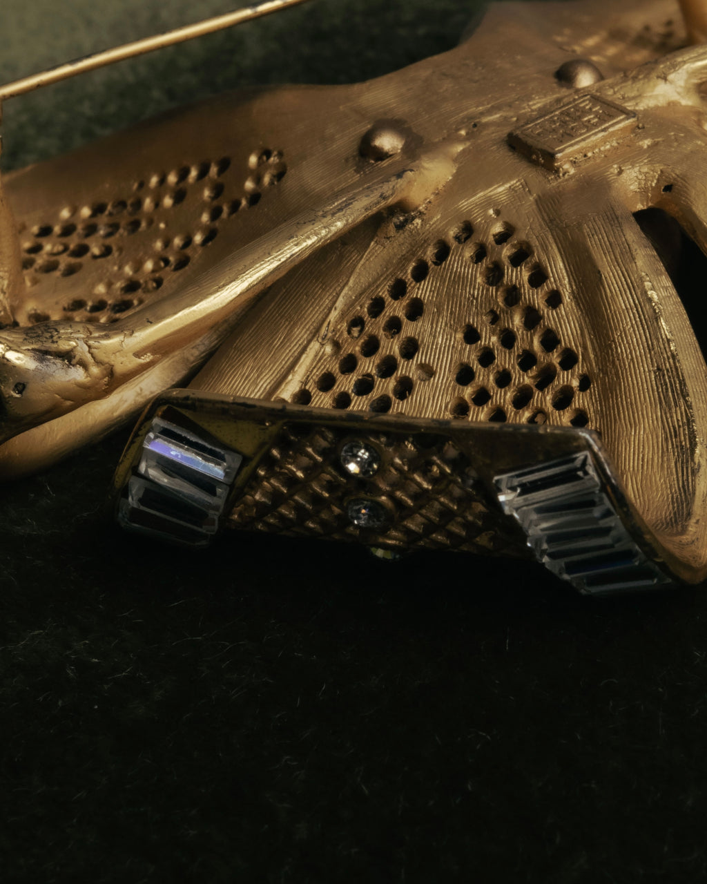 “HANAE MORI” 80’s-90’s Sculptural crystal bow brooch