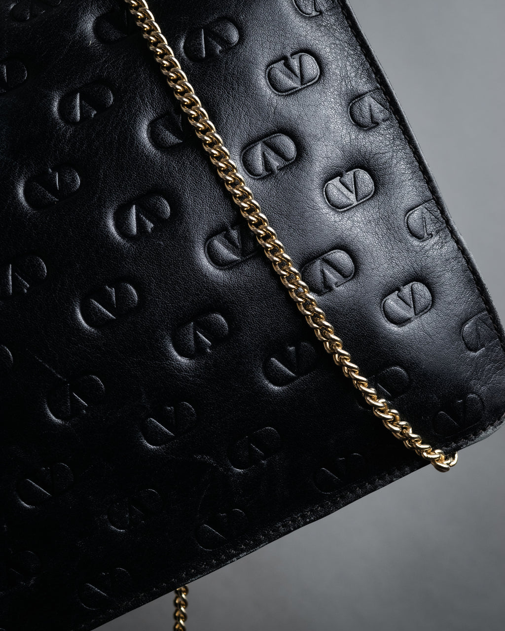 “VALENTINO” 80’s-90’s Embossed V logo chain clutch bag