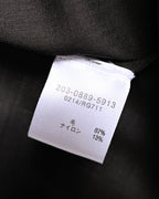 品番表記と、毛87%・ナイロン13%の混率が確認できる品質表示タグのカット。
