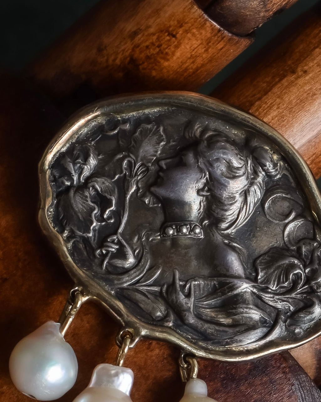 "Vintage engraved relief motif pearl brooch"