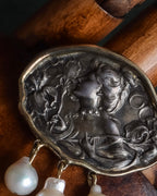 "Vintage engraved relief motif pearl brooch"