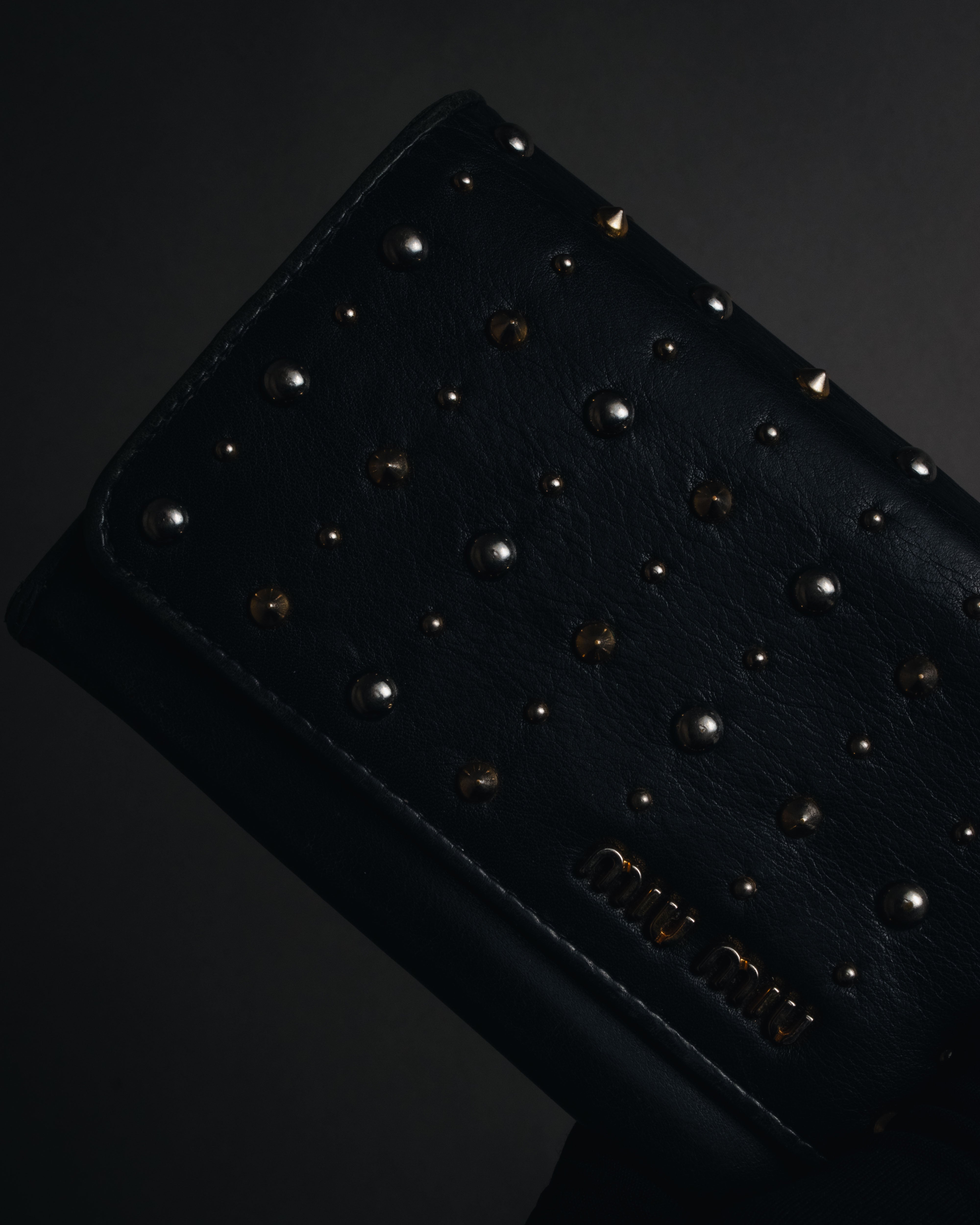 MIU MIU (ミュウミュウ) - スタッズ レザー フラップ 長財布