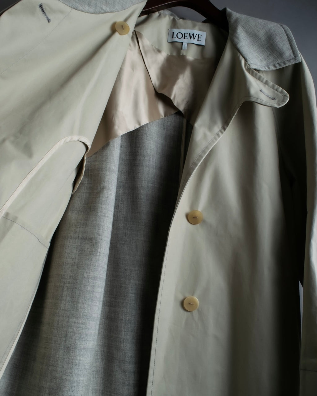 "LOEWE" Beautiful curved lapel raglan spring coat