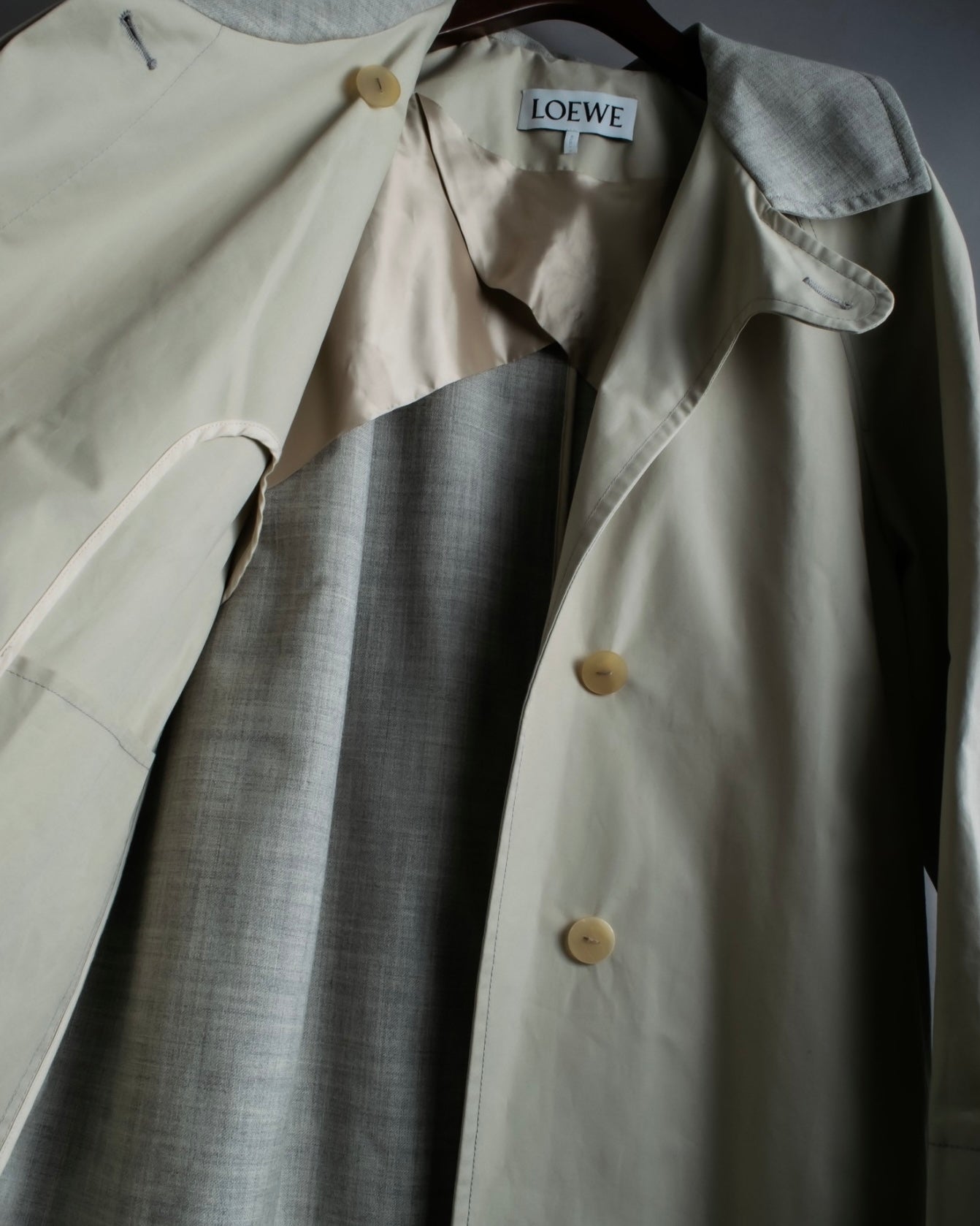 "LOEWE" Beautiful curved lapel raglan spring coat