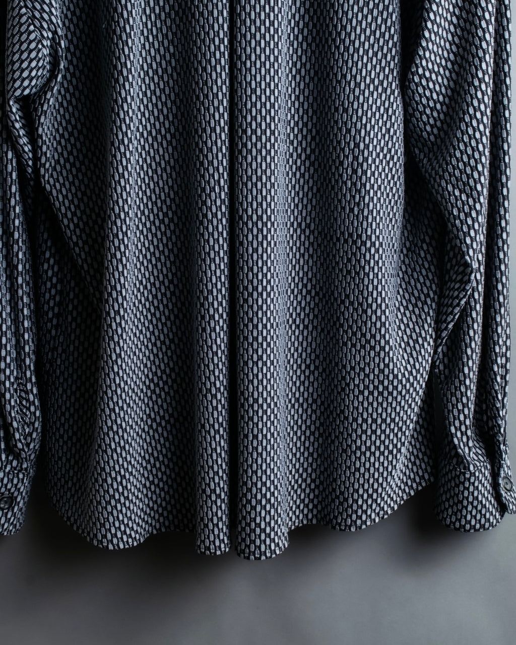 Vintage three-dimensional processed monotone polyester shirt