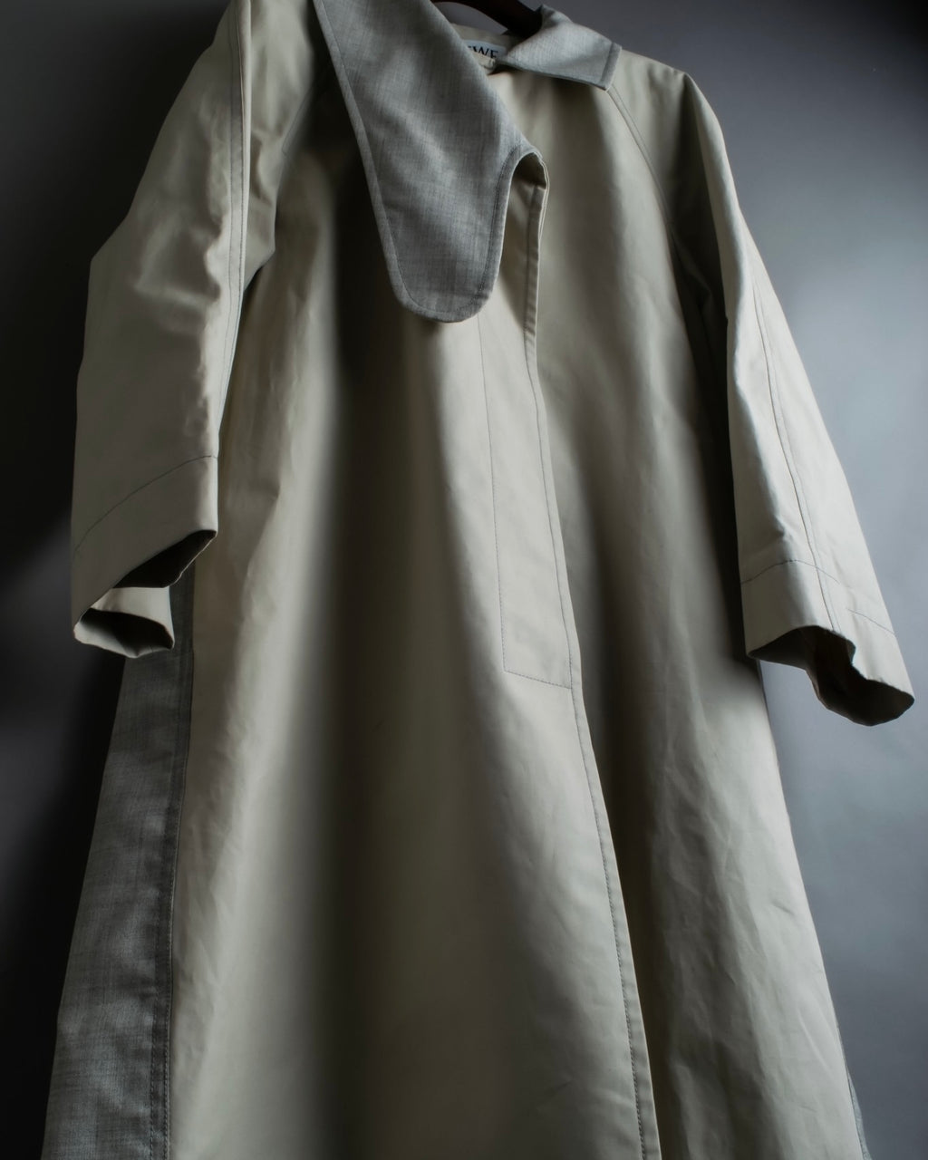 "LOEWE" Beautiful curved lapel raglan spring coat