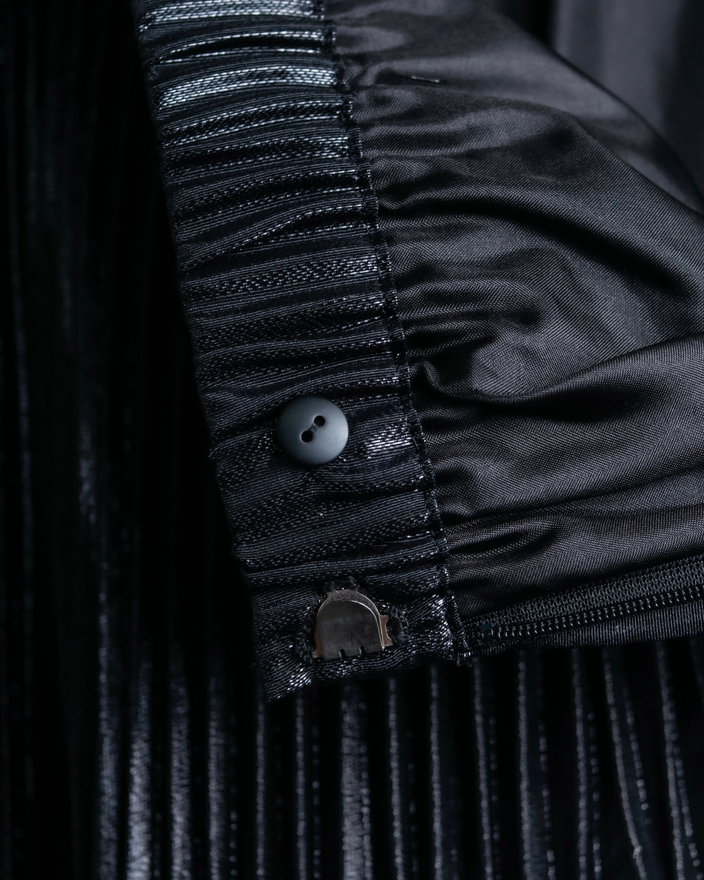 "UN3D." Shiny three-dimensional pleated skirt