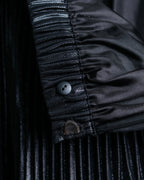 "UN3D." Shiny three-dimensional pleated skirt