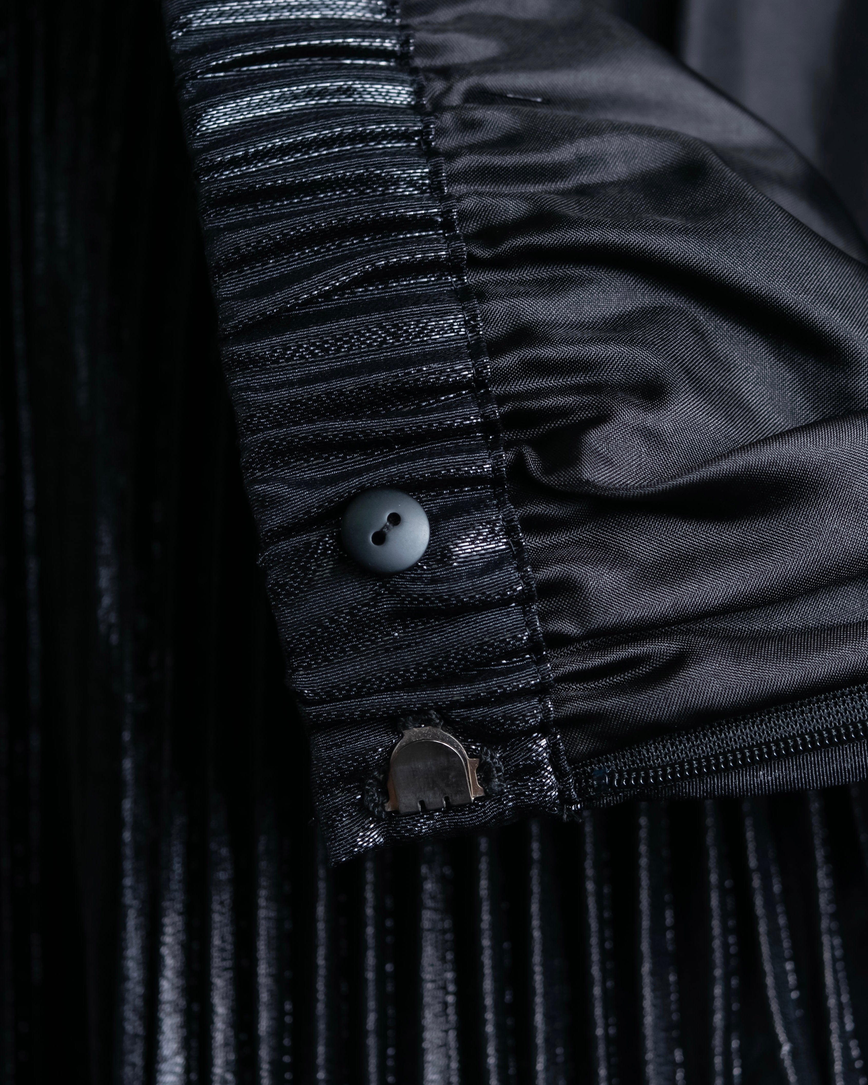 "UN3D." Shiny three-dimensional pleated skirt