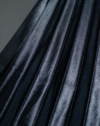 "UN3D." Shiny three-dimensional pleated skirt