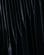 "UN3D." Shiny three-dimensional pleated skirt