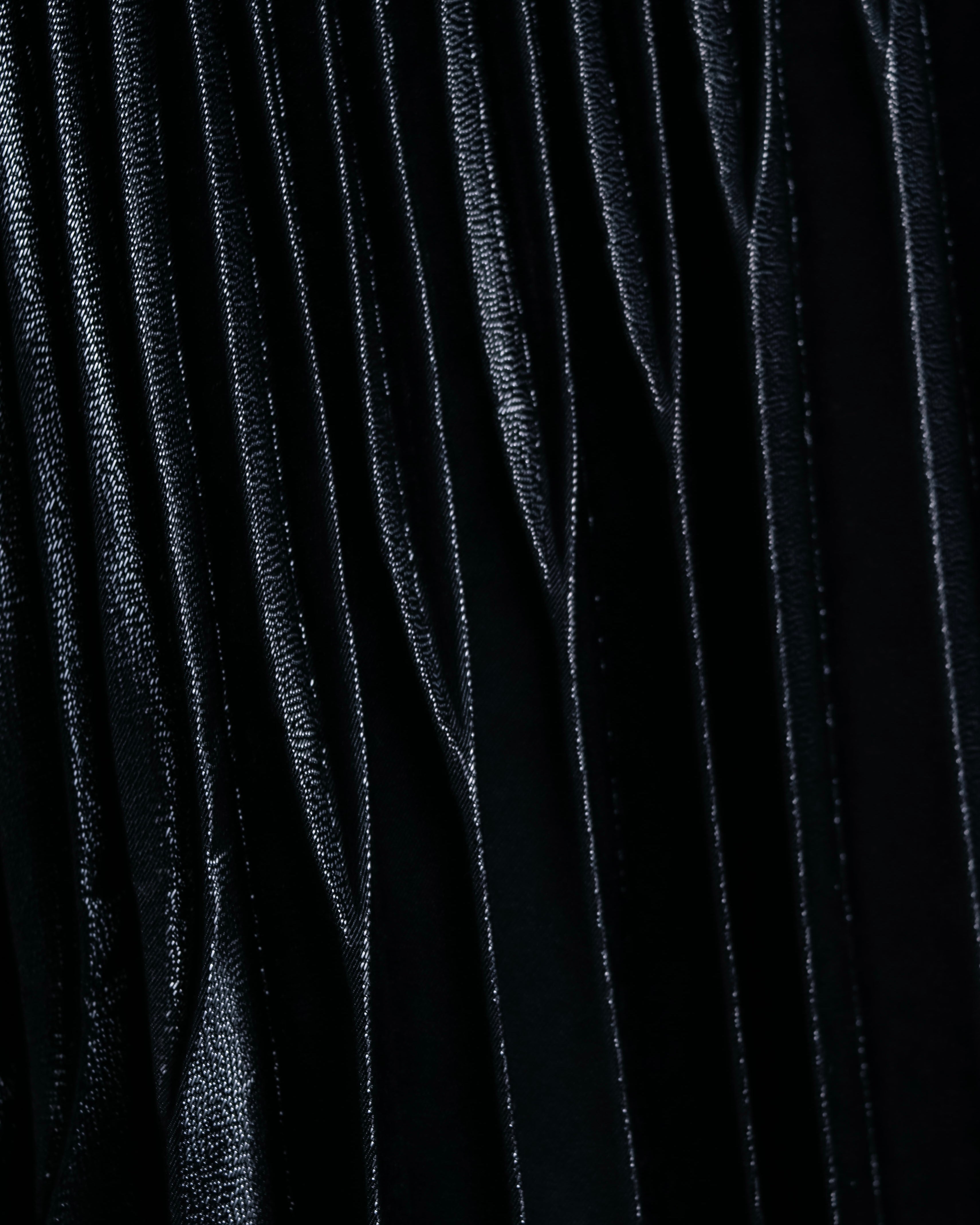 "UN3D." Shiny three-dimensional pleated skirt