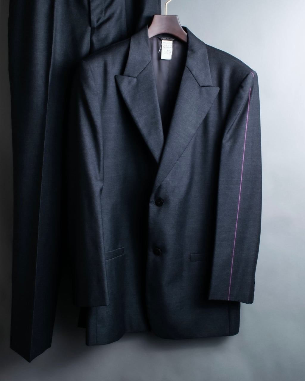 "GIANNI VERSACE" Arm line design peak lapel setup