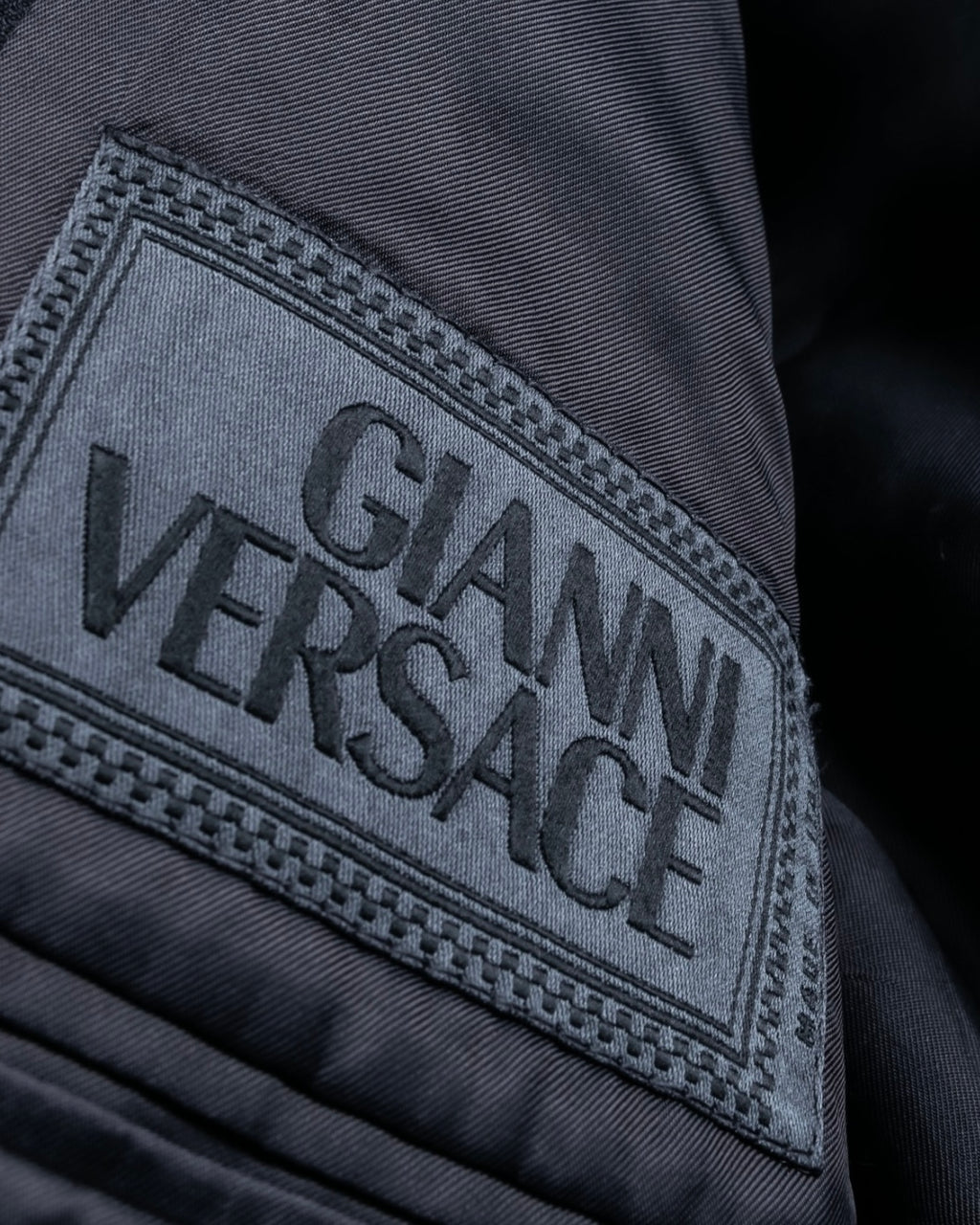 "GIANNI VERSACE" Arm line design peak lapel setup