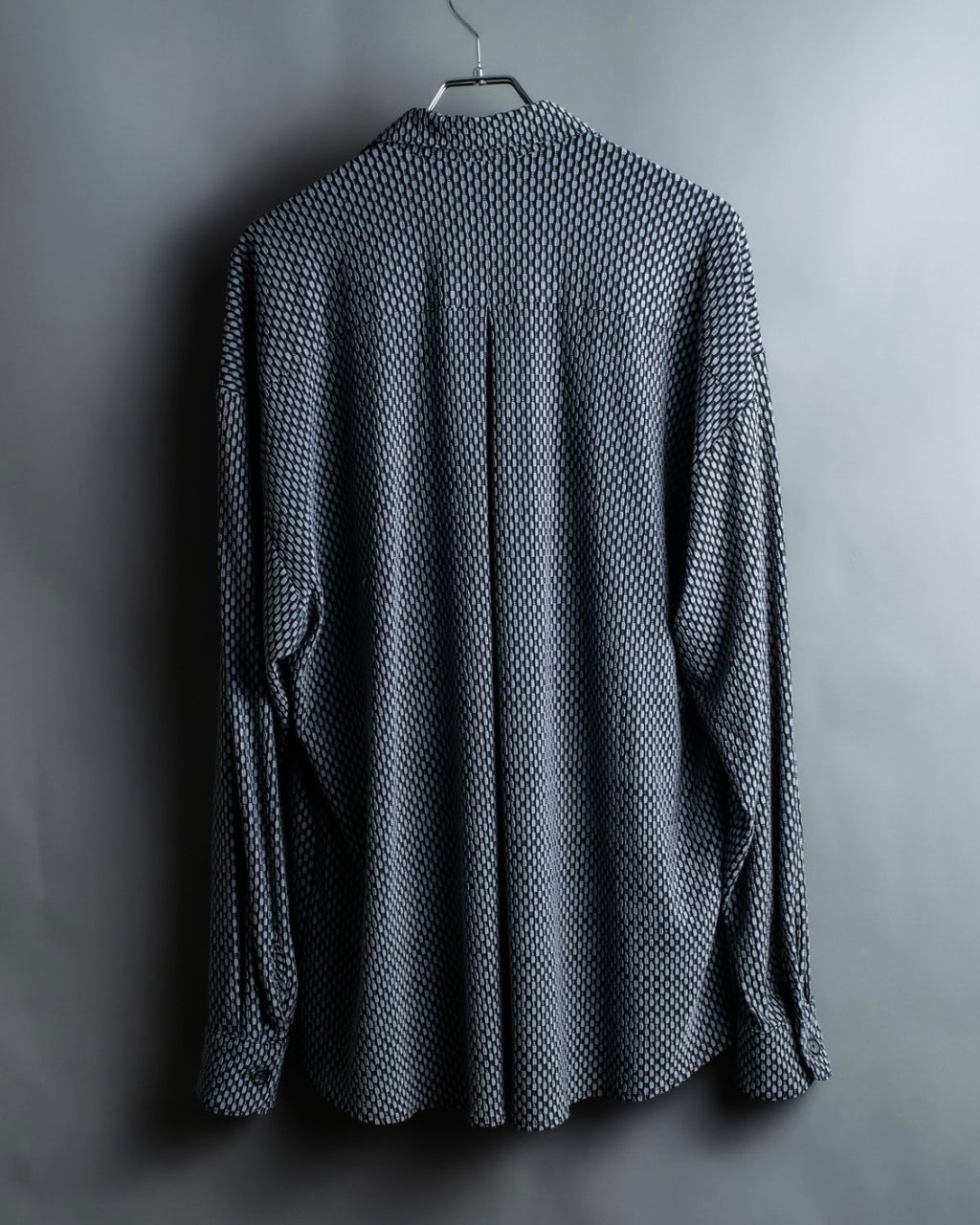 Vintage three-dimensional processed monotone polyester shirt