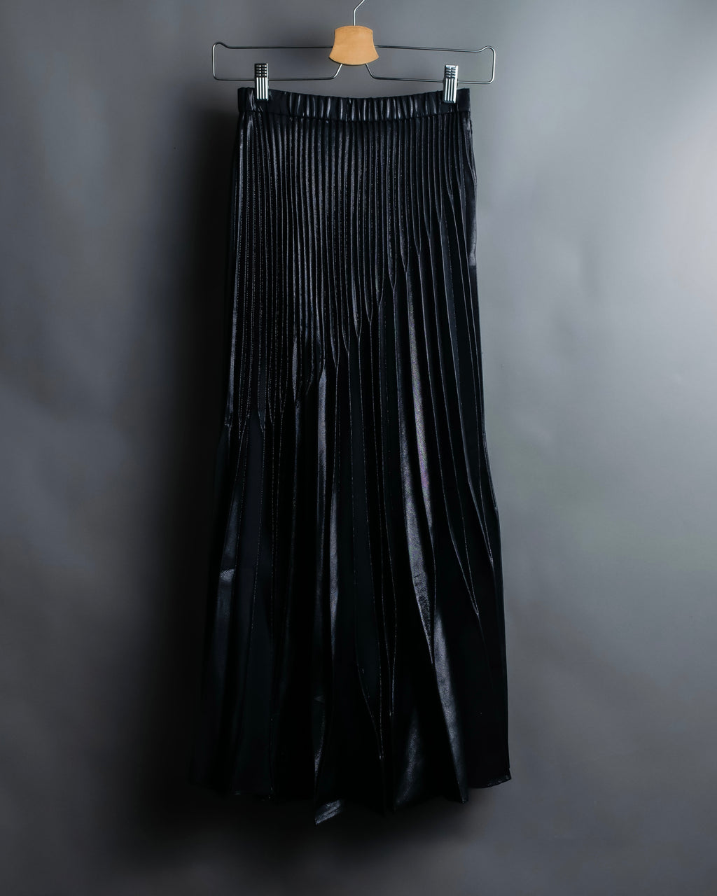 "UN3D." Shiny three-dimensional pleated skirt