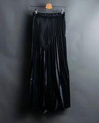 "UN3D." Shiny three-dimensional pleated skirt