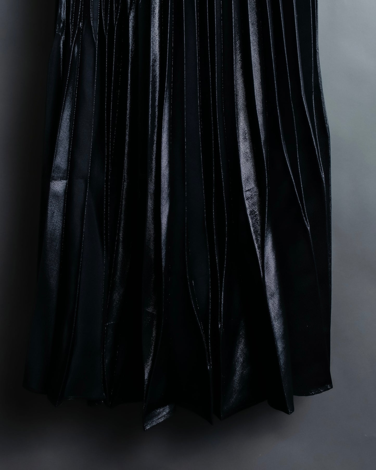 "UN3D." Shiny three-dimensional pleated skirt