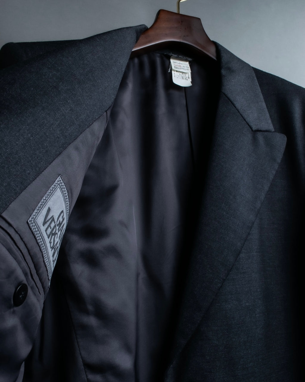 "GIANNI VERSACE" Arm line design peak lapel setup