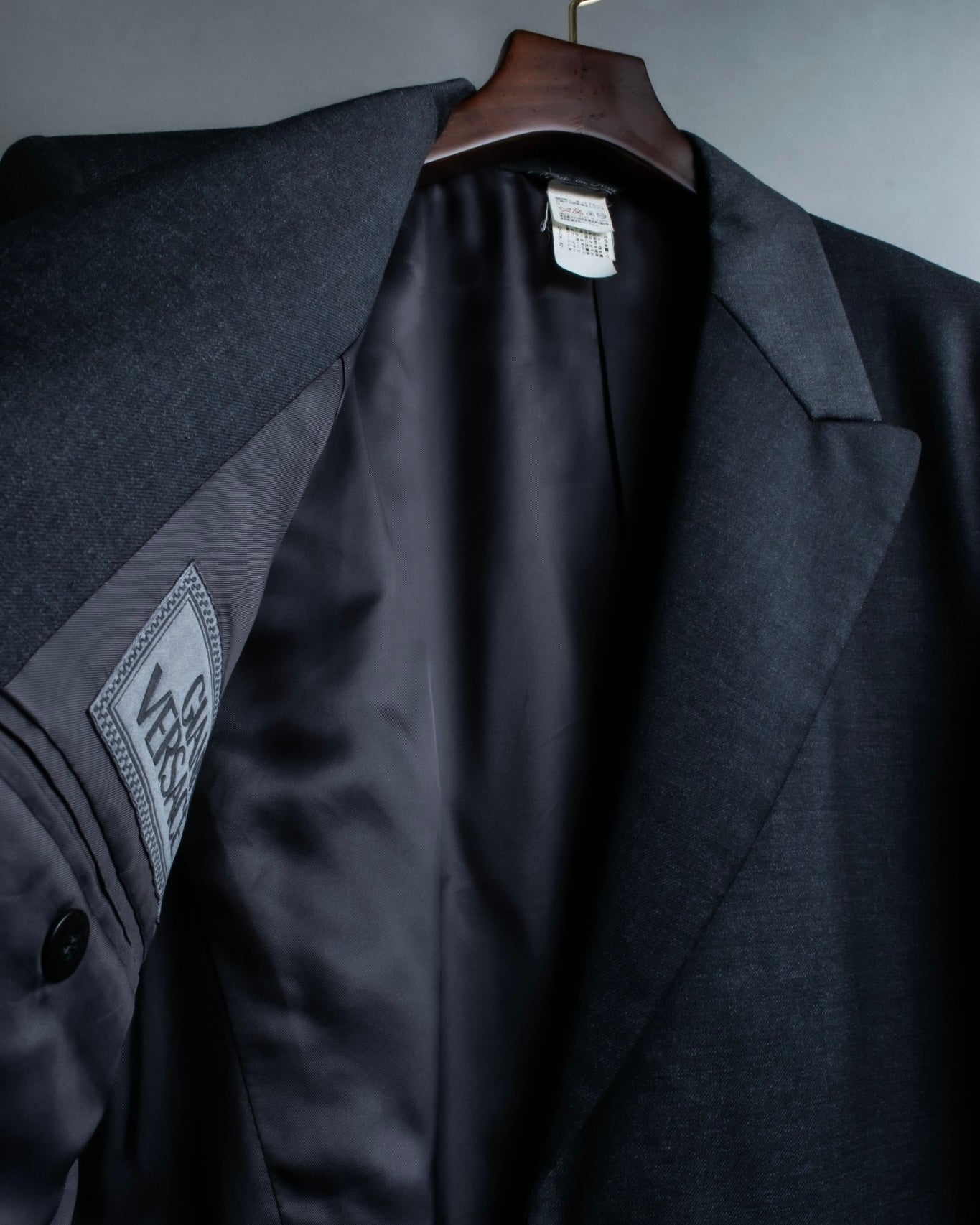 "GIANNI VERSACE" Arm line design peak lapel setup